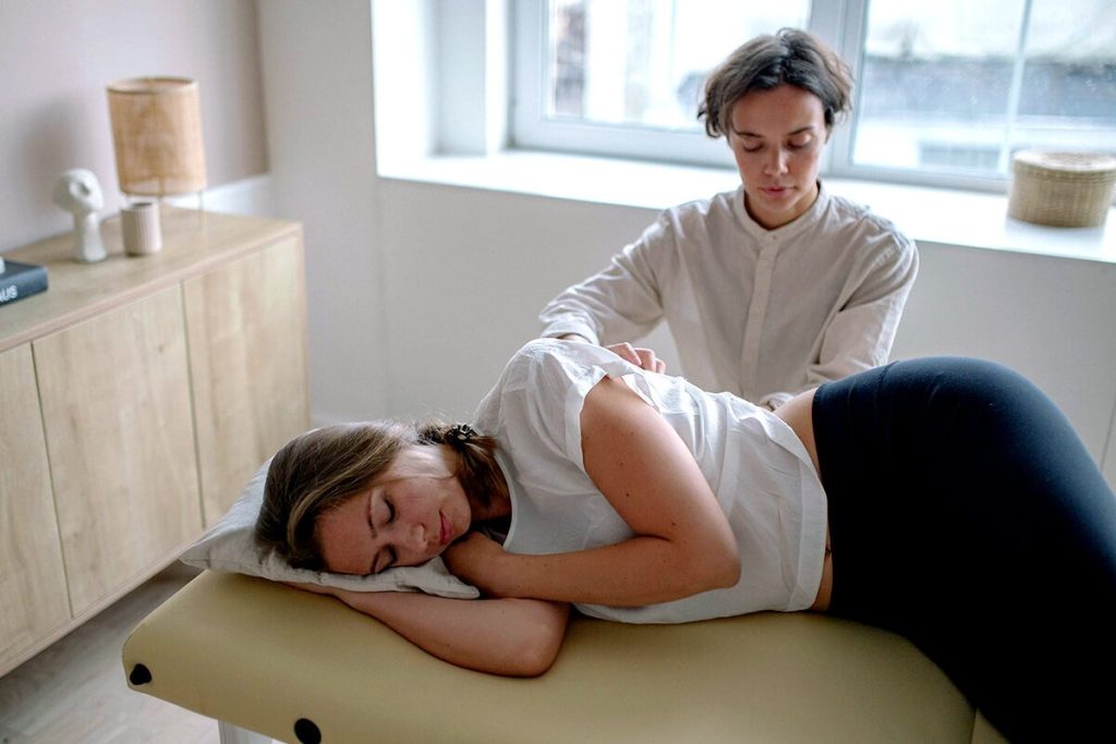 Massagem para o alívio das cólicas menstruais